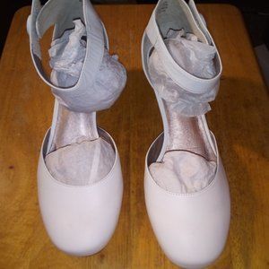 Array ankle strap pumps size 8W GUC